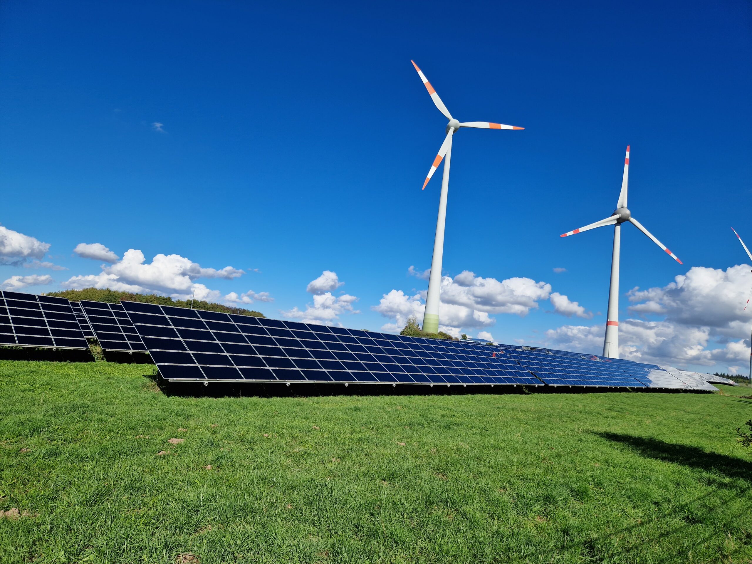 Windräder und Photovoltaikanlage des Schneebergerhofs
